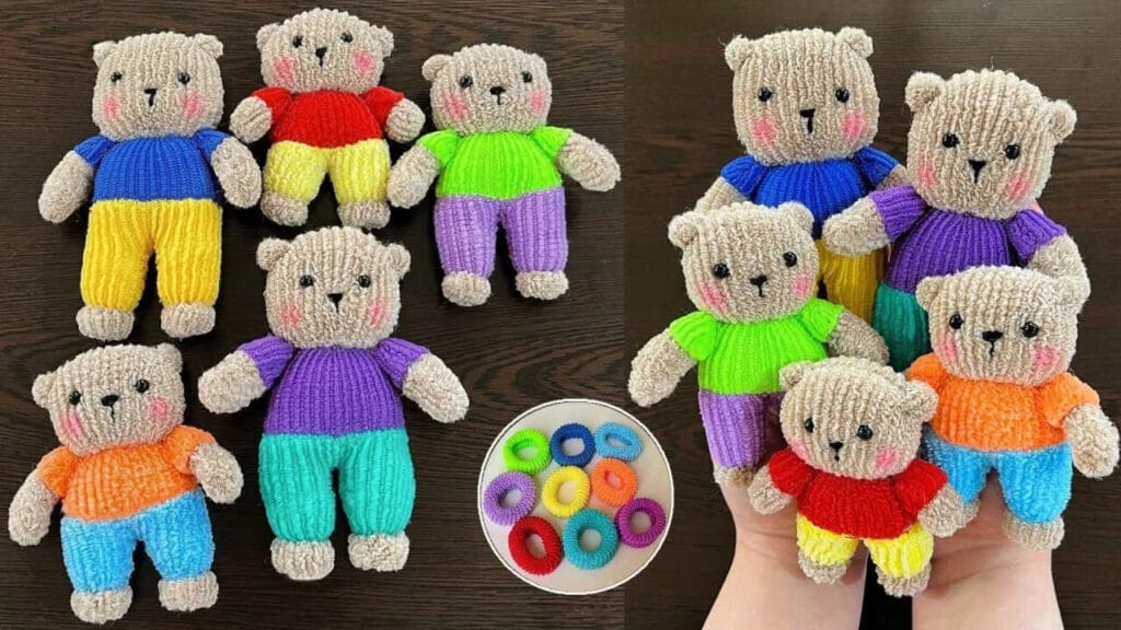 عروسکهای خرس کیوت ساخته شده با کش مو رنگی و لباسهای شاد