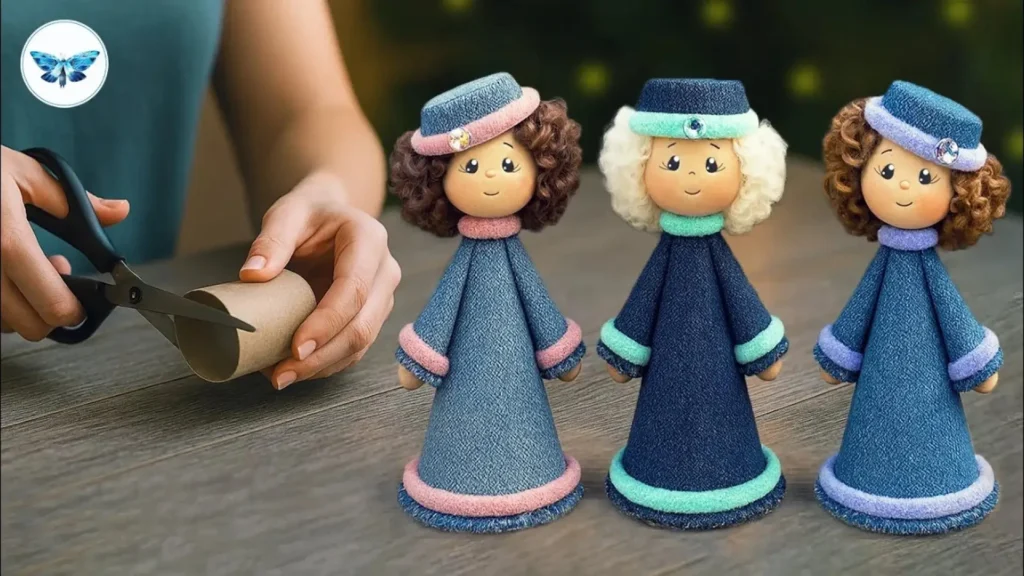 عروسک دختر کیوت با لباس جین آبی و کلاه فانتزی ساخته شده با رول مقوایی و پارچه