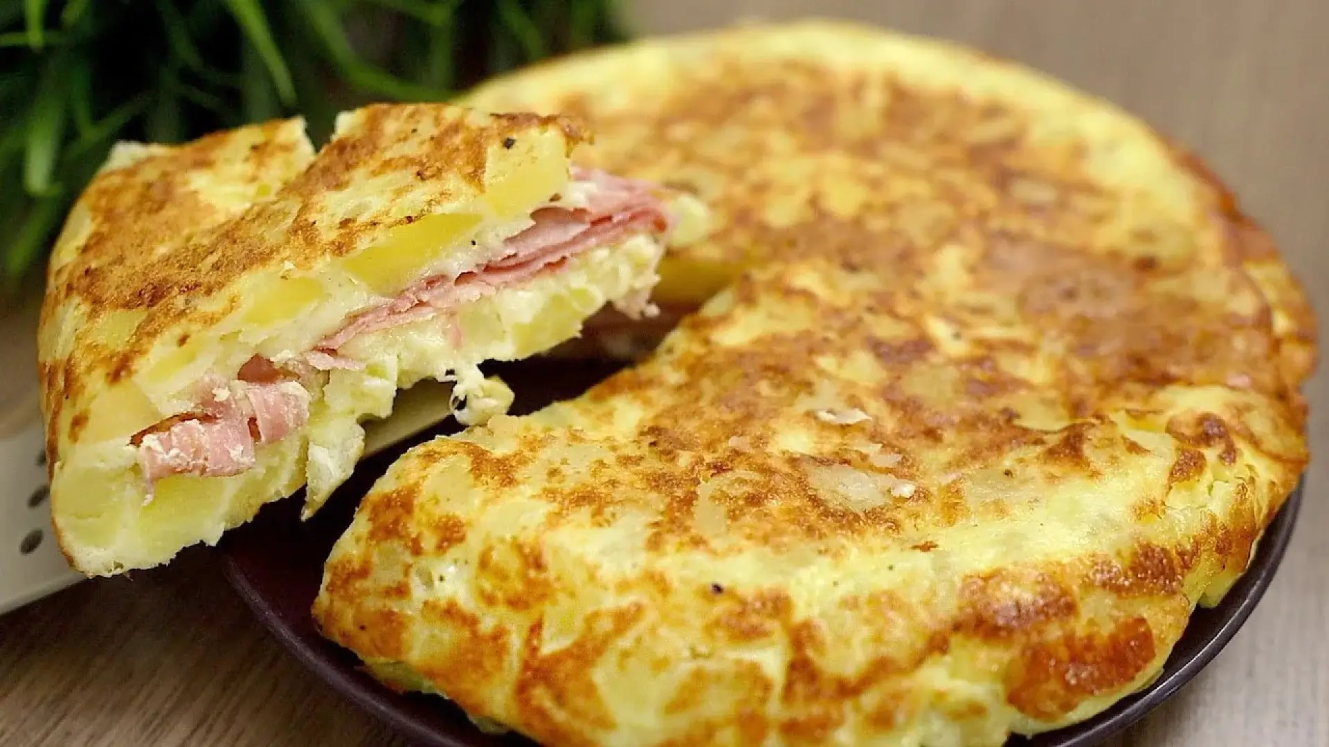 غذای آسان با سیب زمینی؛ تورتیلا لایهای پر شده با ژامبون و سرخ شده در ماهیتابه