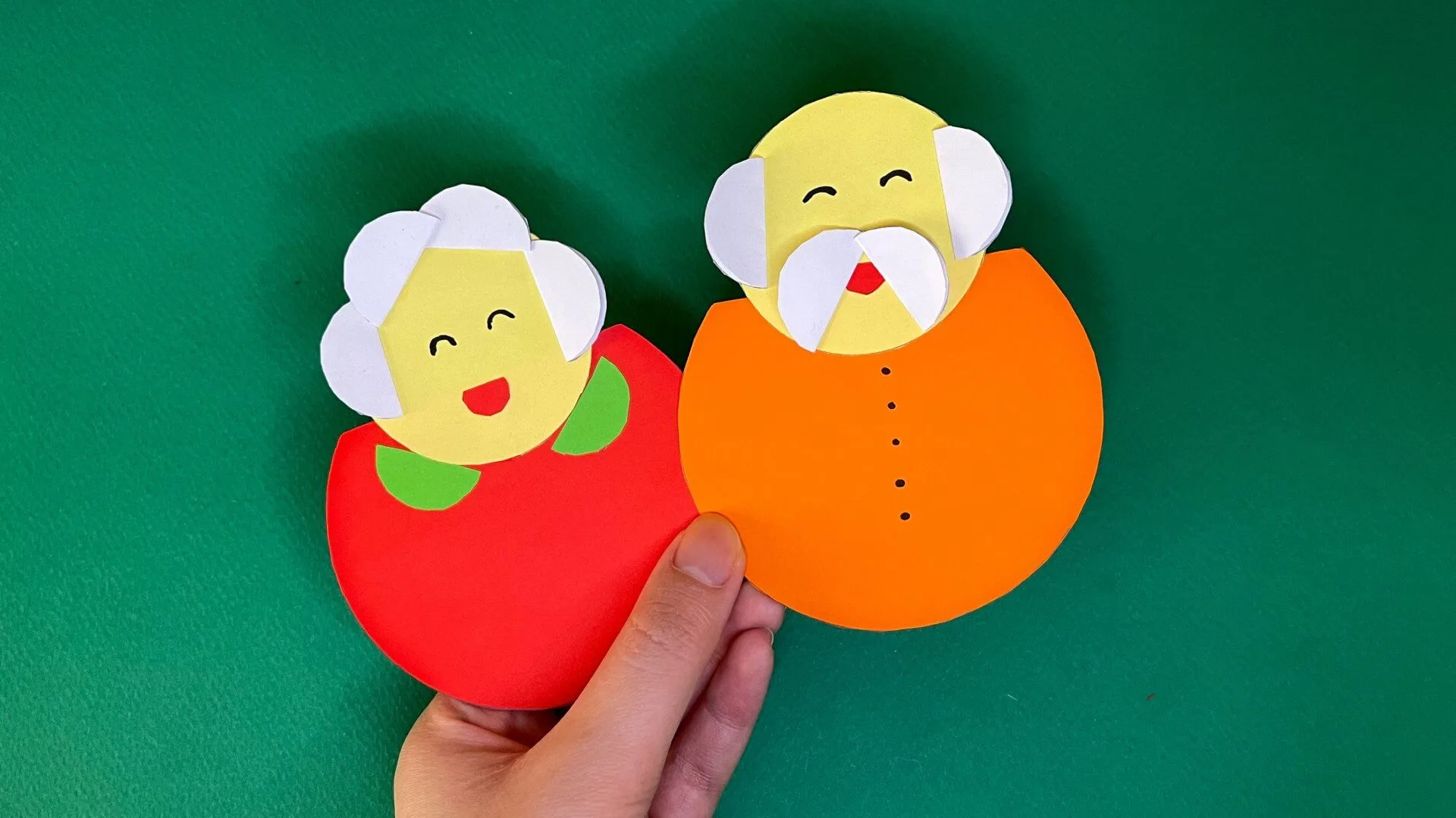 کاردستی پدر بزرگ و مادربزرگ ساختهشده با کاغذ رنگی برای کودکان