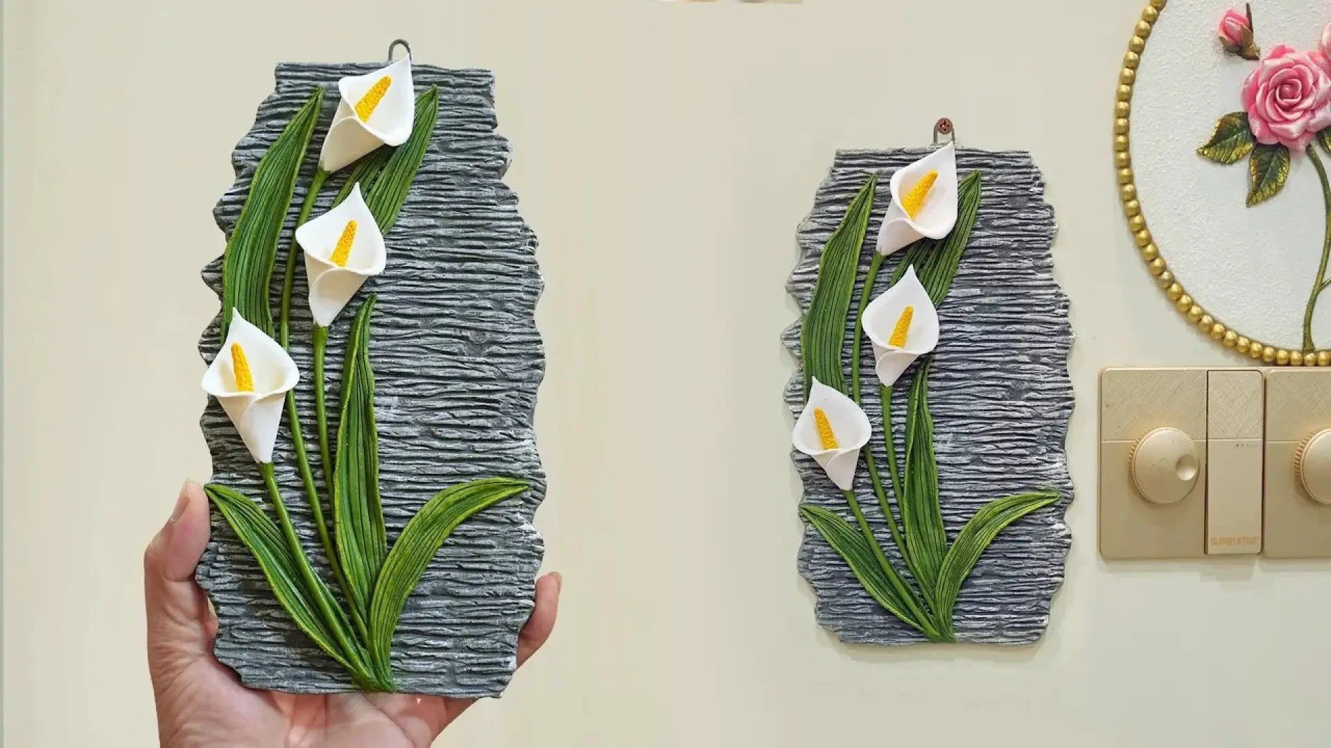 تابلو تزیینی برجسته با طرح گل شیپوری سفید و برگهای سبز ساخته شده از گچ روی دیوار