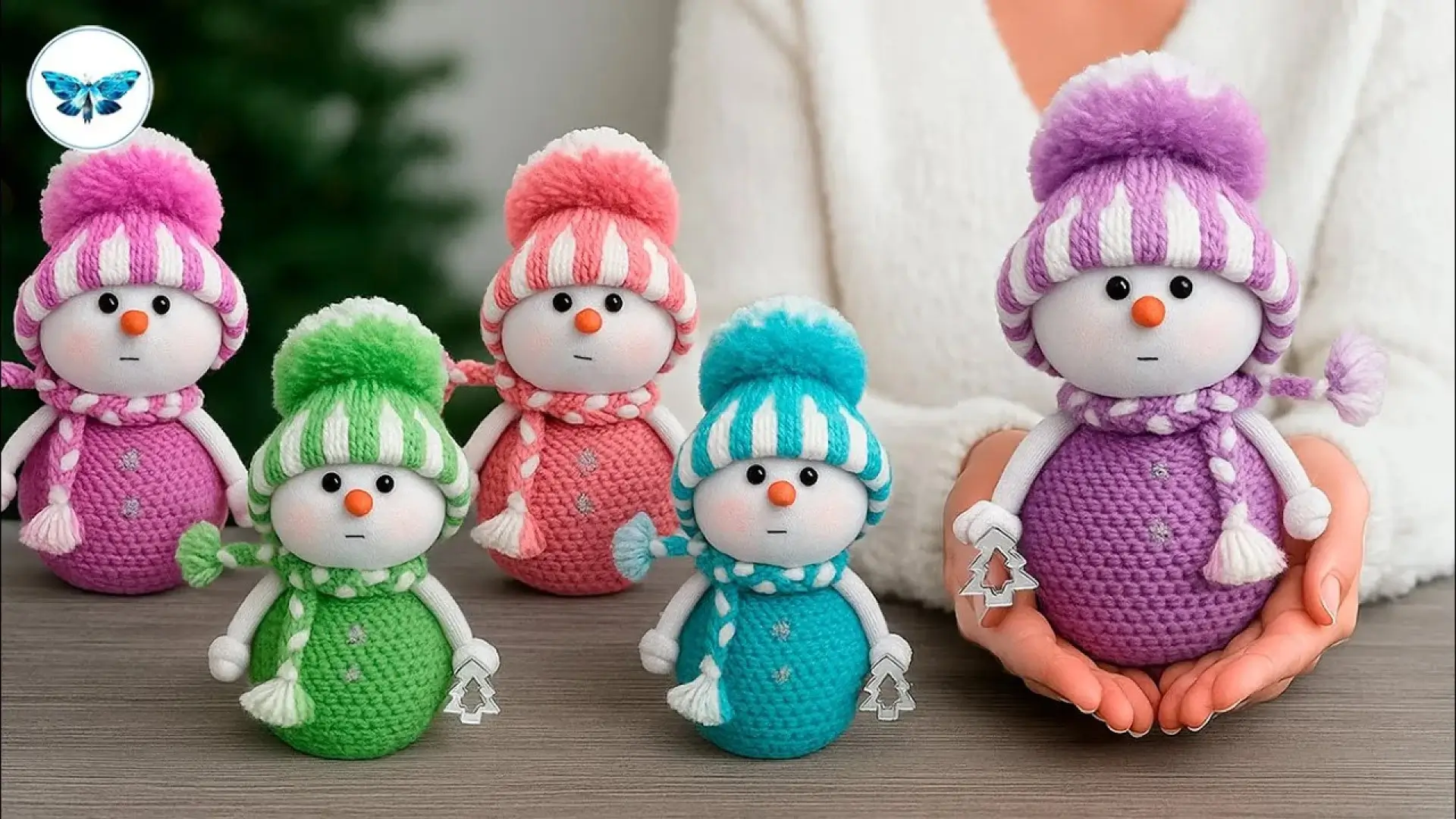 پنج عروسک آدم برفی دست‌ساز رنگارنگ با کلاه و شال‌گردن بافتنی مناسب برای دکوراسیون زمستانی و کریسمس