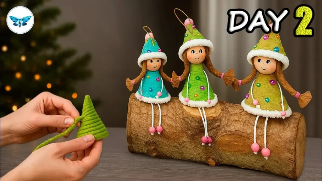 تصویری از مراحل ساخت عروسک‌های تزئینی کریسمس با کاموا که سه عروسک آماده روی یک کنده چوب نشسته‌اند.