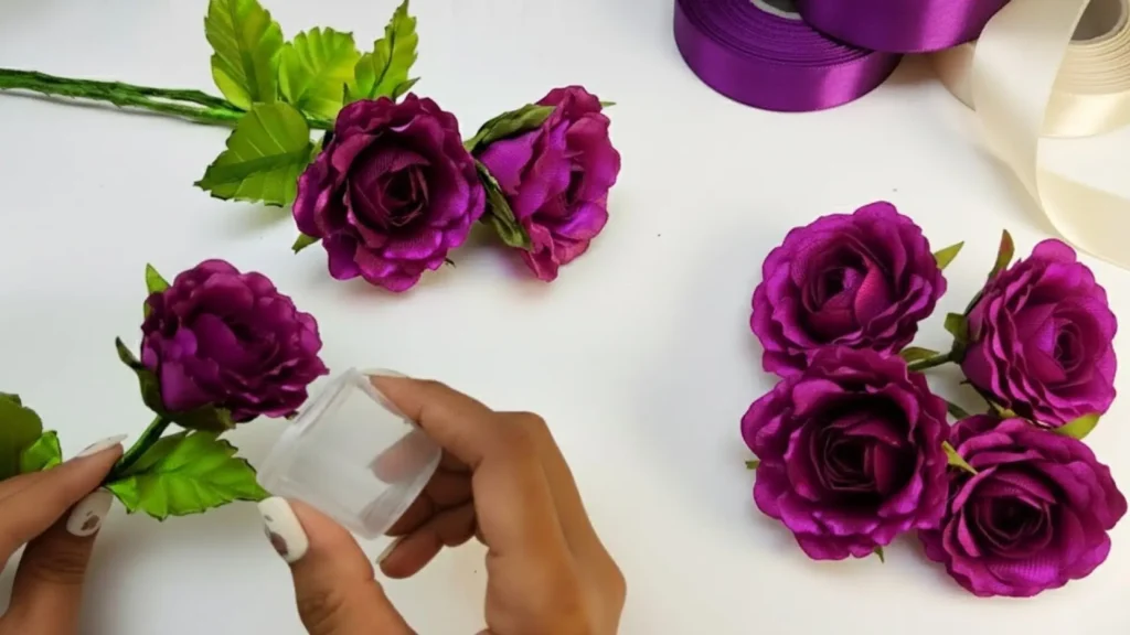 مراحل ساخت گل رز بنفش با روبان ساتن و مونتاژ برگ و ساقه روی میز کار