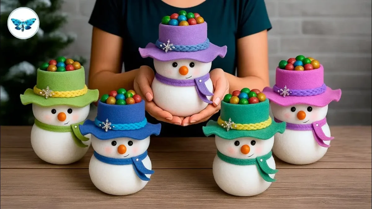 آموزش ساخت عروسک آدم برفی با جوراب، کاردستی زمستانی آدم برفی نمدی و جورابی، گیفت کریسمس دست ساز، آدم برفی کلاه دار با جوراب سفید، دکوری آدم برفی برای شب یلدا و کریسمس.