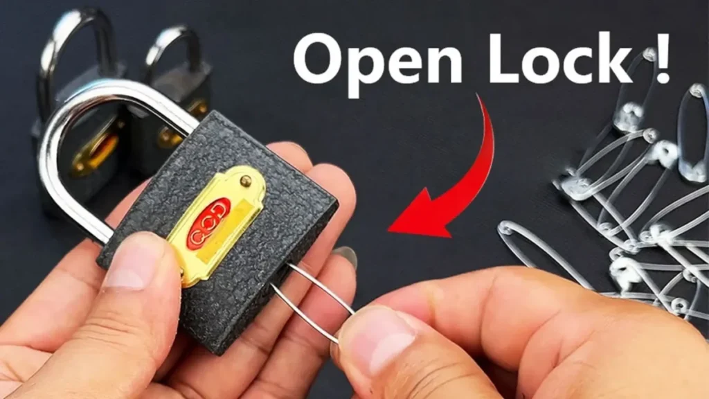 تصویر قفل فلزی و سنجاق کاغذ به‌عنوان نماد راهکار اضطراری هنگام قفل شدن ناخواسته درها