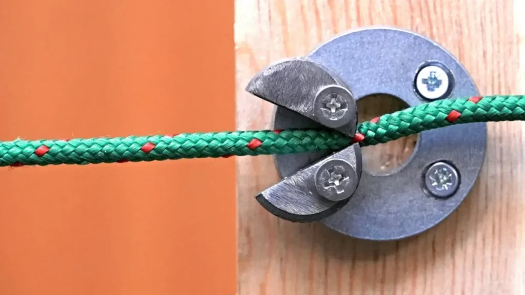 آموزش ترفندهای خلاقانه زندگی، ساخت ابزار برش طناب دست ساز، ایده های نوآورانه برای رفع مشکلات روزمره، لایف هک های فنی و کاربردی، مکانیزم برش طناب با انبر ثابت شده روی چوب، ویدیو ترفندهای خانه داری و کارگاهی.