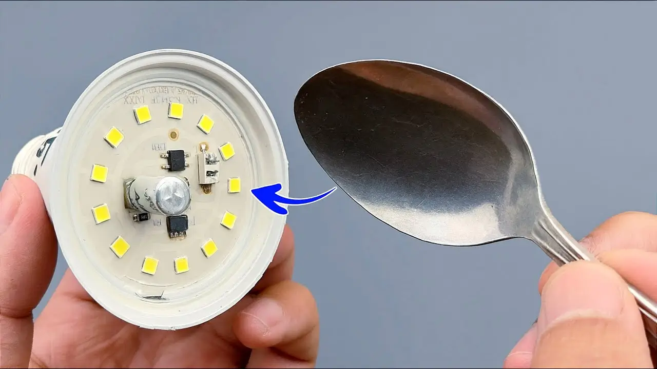 تعمیر لامپ ال ای دی سوخته و جدا کردن چیپ معیوب با استفاده از قاشق به عنوان ابزار جایگزین هویه
