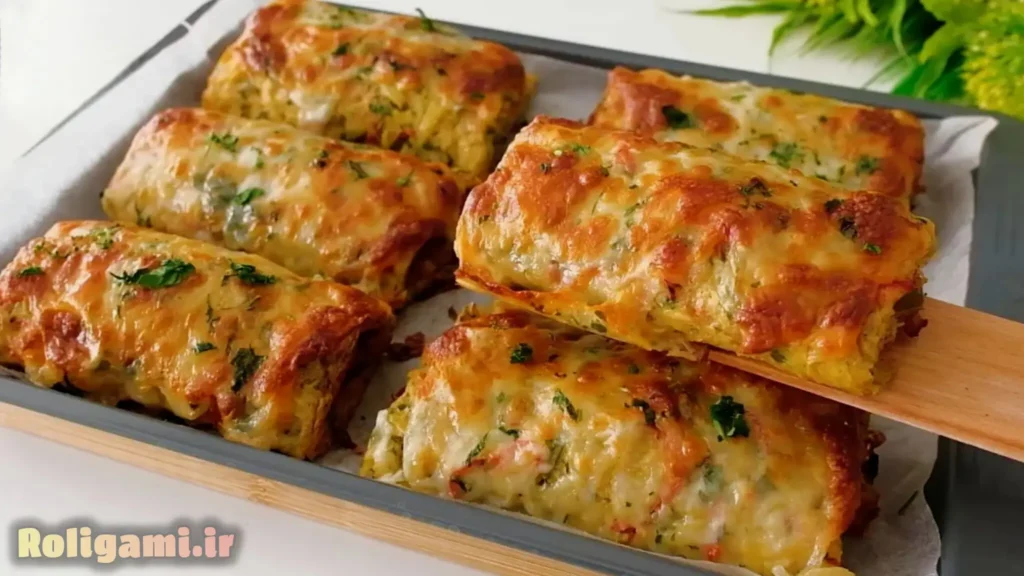 رولتهای کوکو سیب زمینی پخته شده در فر با فیلینگ مرغ و سبزیجات و رویه پنیر ذوب شده