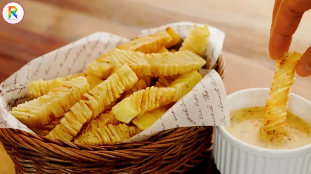 طرز تهیه سیب زمینی آکاردئونی ترد و فنری، سیب زمینی سرخ کرده با برش خاص در سبد حصیری، دیپ کردن سیب زمینی در سس خردل و عسل، فینگرفود سیب زمینی با پنیر پارمزان و سیر.