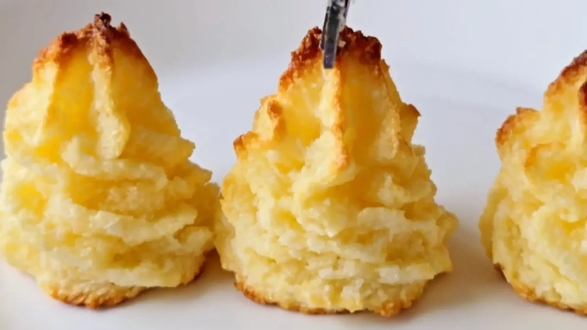 شیرینی نارگیلی خانگی نرم و پفکی با بافت طلایی و رویه برشته شده