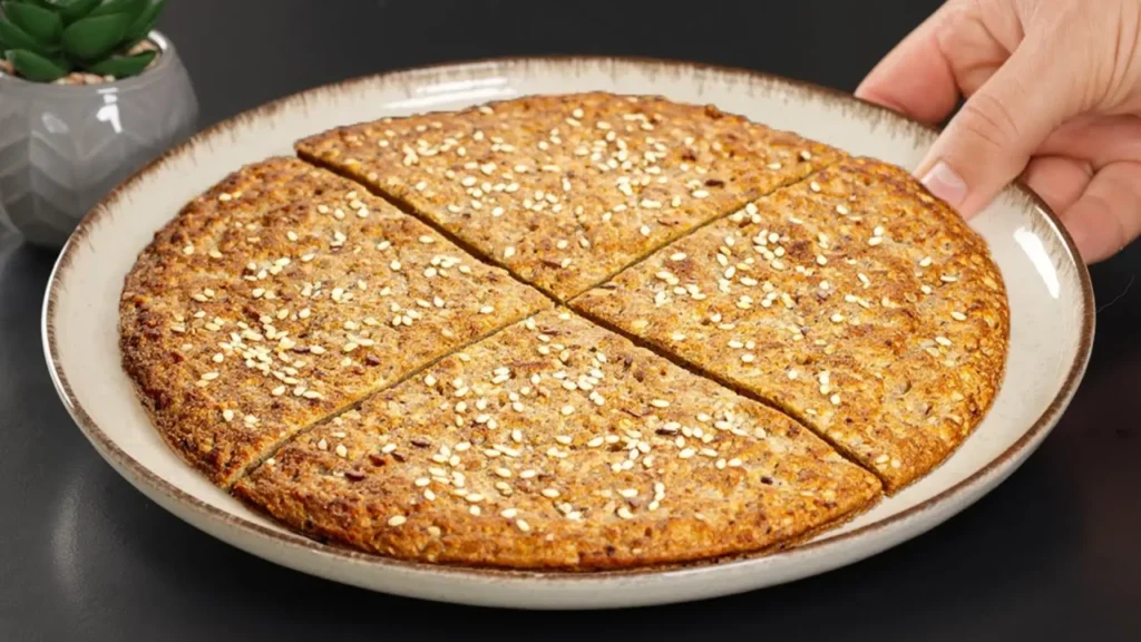 نان رژیمی و پروتئینی تهیه شده با جو دوسر و کنجد در بشقاب