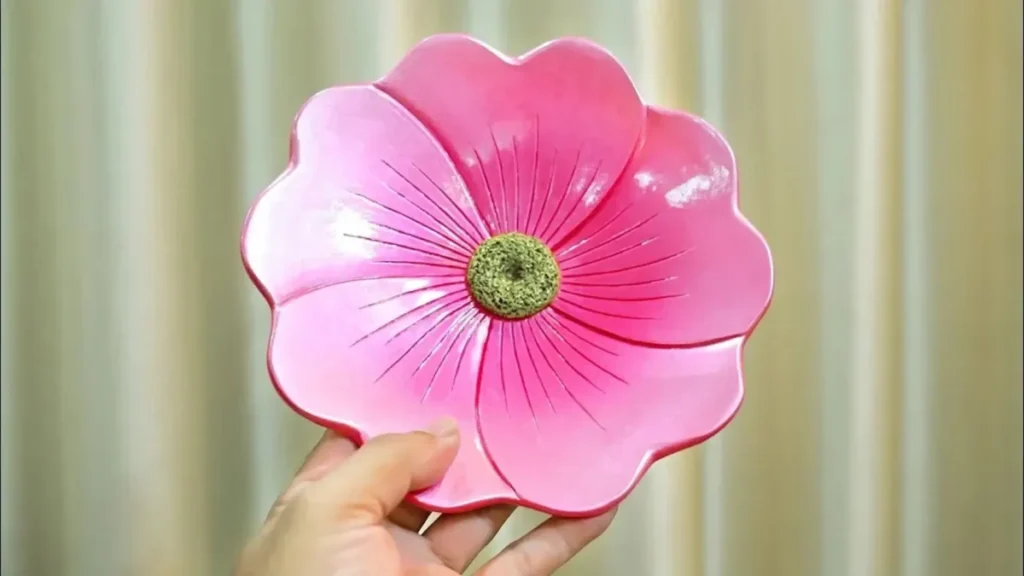 ساخت ظرف طرح گل صورتی، کاردستی دکوری با خمیر، آموزش ساخت کاسه فانتزی، ظرف پذیرایی دست ساز، ظروف هفت سین دست ساز، دکوری طرح گل رز، هنر دست با مواد بازیافتی یا خمیری.