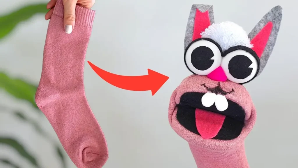 مراحل تبدیل جوراب صورتی ساده به عروسک نمایشی دستی با چشم‌های بزرگ و دندان‌های بامزه