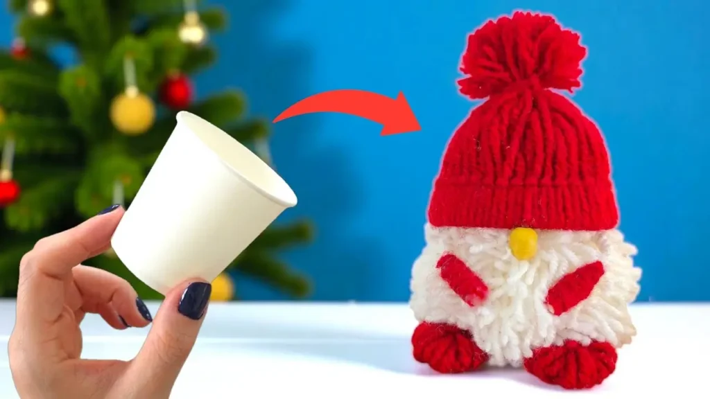 مراحل تبدیل لیوان یکبار مصرف سفید به عروسک کوتوله زمستانی (Gnome) با کلاه بافتنی قرمز و ریش کاموایی سفید. کاردستی کیوت زمستانی با لیوان کاغذی...