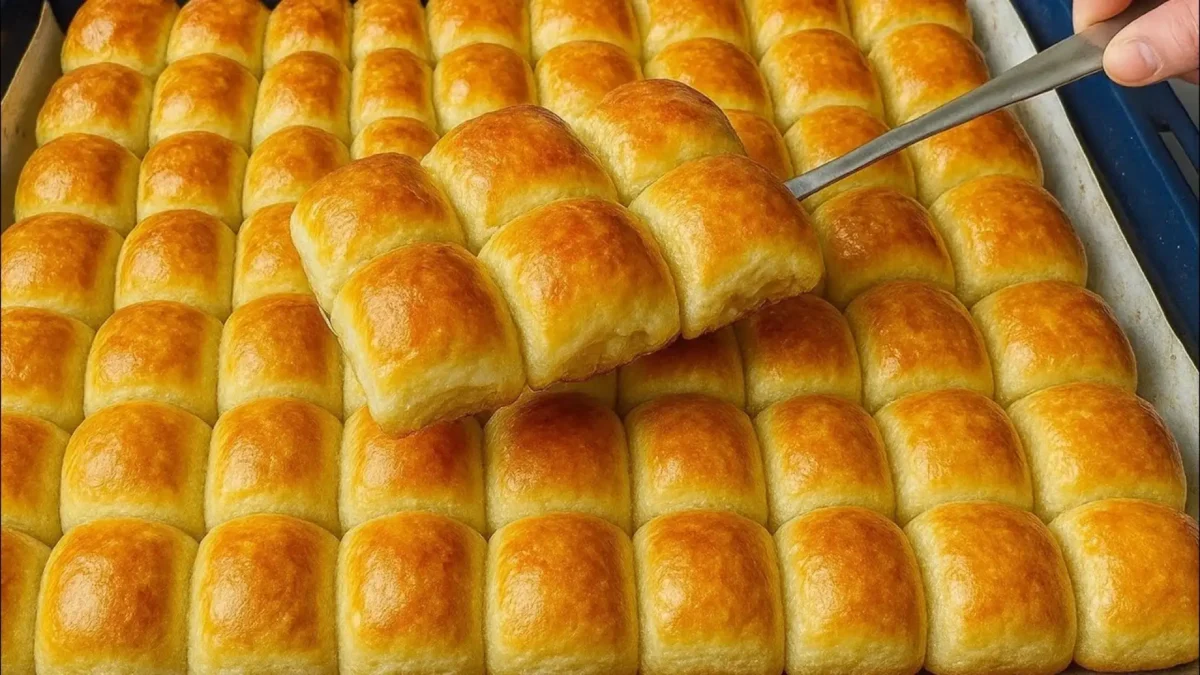 نان رولتی گوشت خانگی با رویه طلایی و بافت نرم، چیدهشده منظم در سینی فر