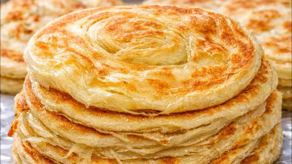 چند عدد نان سمولینایی تابه‌ای با بافت پوک و طلایی که برای عکاسی روی هم چیده شده‌اند