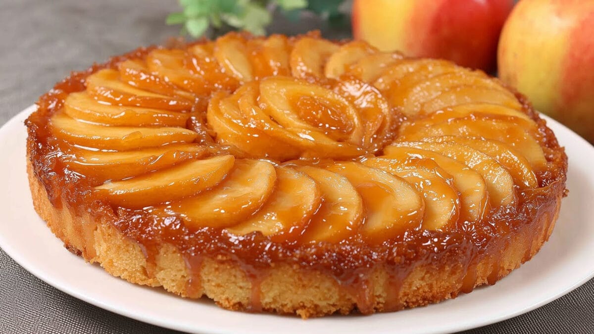 پای سیب کاراملی خانگی با برشهای منظم سیب و بافت نرم کیک، مناسب دسر و عصرانه