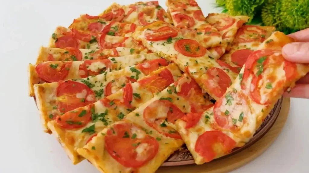 طرز تهیه پیتزا سیب زمینی در فر، برشهای پیتزا سبزیجات با پنیر چدار و گوجه، غذای نونی با سیب زمینی و تخم مرغ، پیتزا بدون خمیر مایه و گوشت، شام ساده و ارزان با مواد در دسترس.