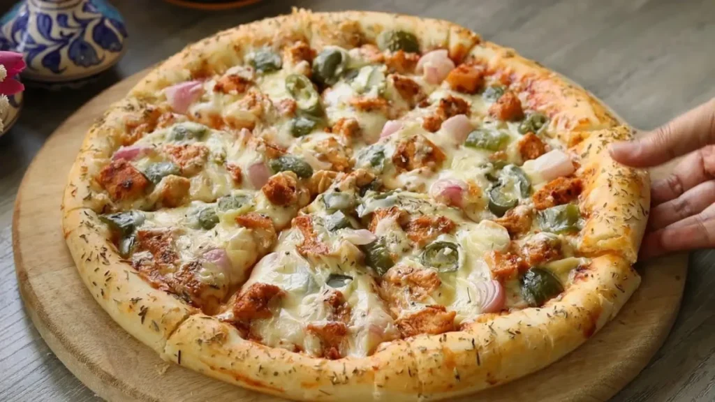 پیتزا مرغ پری پری خانگی، طرز تهیه پیتزا با خمیر دست ساز، پیتزا مرغ و قارچ و فلفل هالوپینو، پیتزا ایتالیایی با مرغ تند، شام خوشمزه با نان ضخیم و پنیر موزارلا.