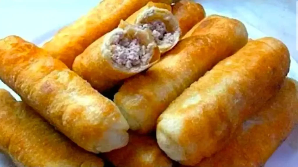 پیراشکی گوشت لوله ای سرخ شده با پوسته طلایی و ترد و مغز گوشت چرخ کرده و پیاز