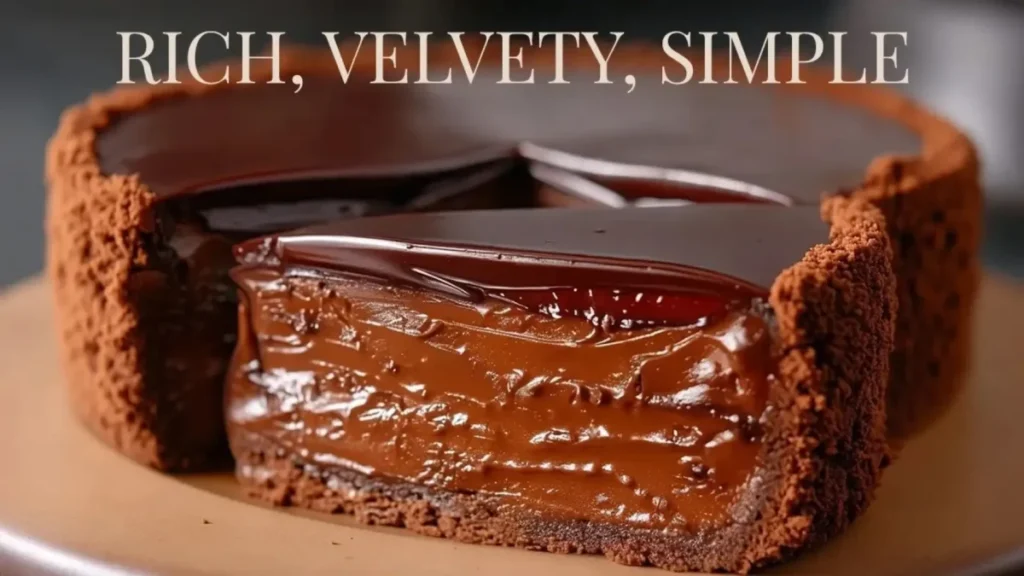 چیزکیک شکلاتی غلیظ با بافت مخملی و رویه گاناش براق برش خورده در بشقاب