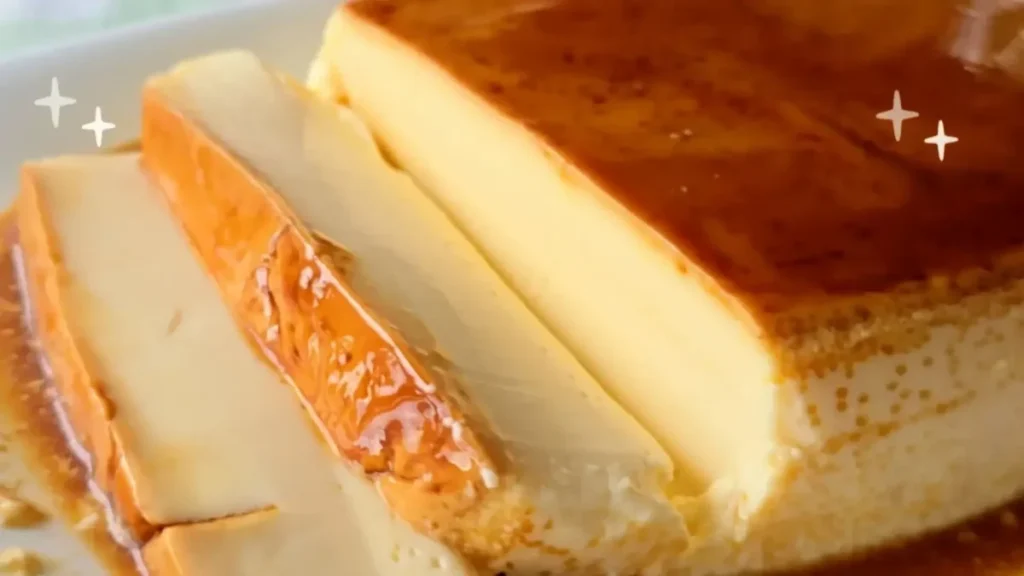 برش‌های دسر کرم کارامل و پودینگ نارگیلی با بافت نرم و سس کارامل براق و قهوه‌ای در بشقاب سفید