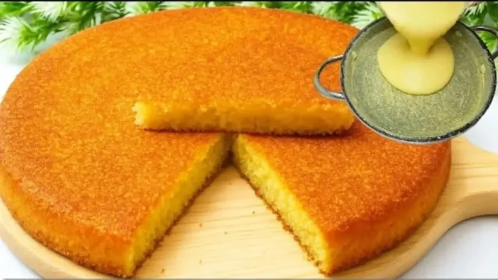 ریختن مایه کیک سمولینا در قالب، برش کیک طلایی و اسفنجی سمولینا، طرز تهیه کیک بدون تخم مرغ با ماست و آرد سمولینا.