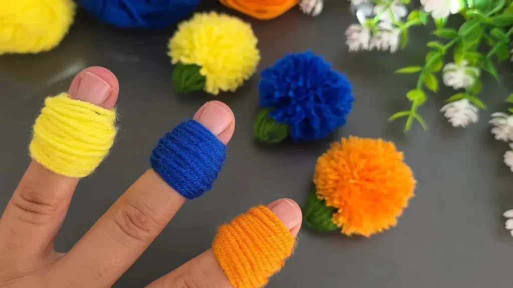 آموزش ساخت گل با کاموا به روش پیچیدن نخ دور انگشت دست