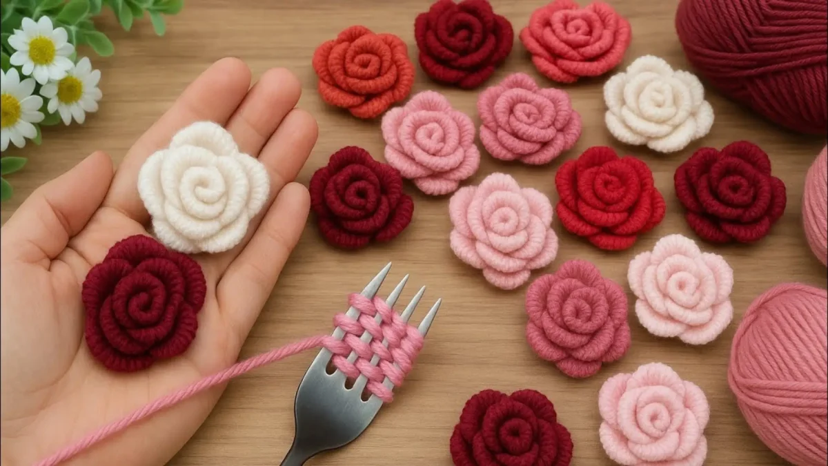 آموزش ساخت گل تزیینی با کاموا و چنگال در رنگهای صورتی، قرمز و سفید، کاردستی ساده و خلاقانه